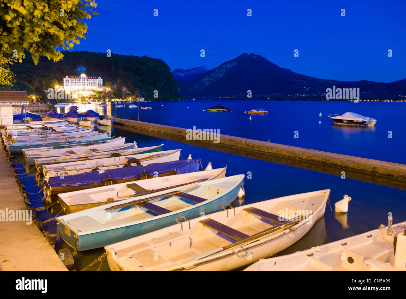 Francia, Haute Savoie, Menthon Saint Bernard, la marina e il Palazzo de Menthon (hotel di lusso di Menthon), il lago di Annecy Foto Stock