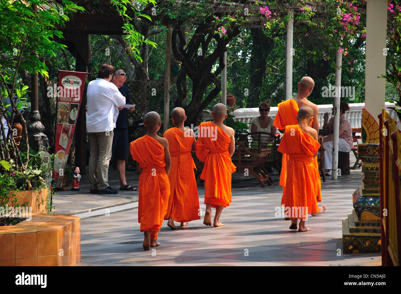 I monaci sulla terrazza superiore al Wat Phrathat Doi Suthep tempio buddista, il Doi Suthep, Chiang Mai e Chiang Mai Provincia, Thailandia Foto Stock