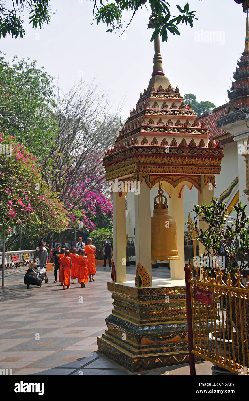 Terrazza superiore al Wat Phrathat Doi Suthep tempio buddista, il Doi Suthep, Chiang Mai e Chiang Mai Provincia, Thailandia Foto Stock