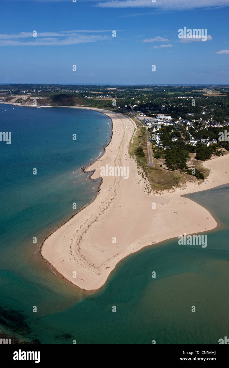 Francia, Cotes d'Armor, Cote de Penthièvre, Plurien, Sables d'Or Les Pins Beach (Vista aerea) Foto Stock