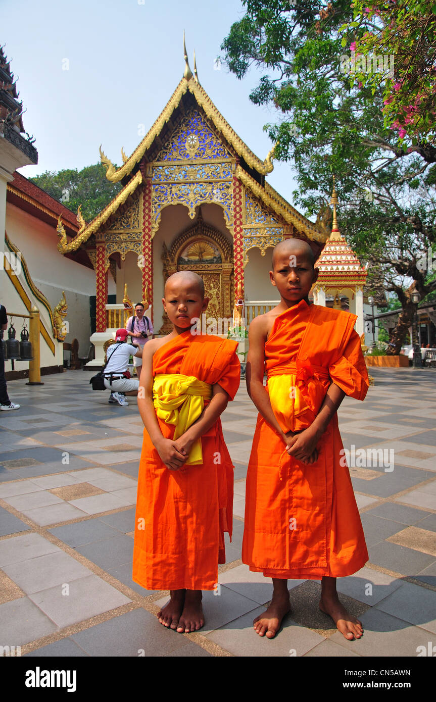 Ragazzo monaci di Wat Phrathat Doi Suthep tempio buddista, il Doi Suthep, Chiang Mai e Chiang Mai Provincia, Thailandia Foto Stock