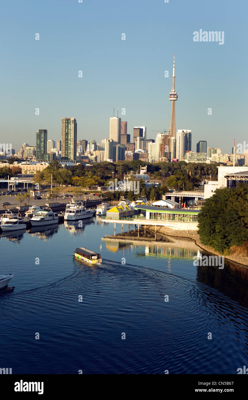 Vista dello Skyline della città da Ontario Place, Toronto, Ontario Foto Stock