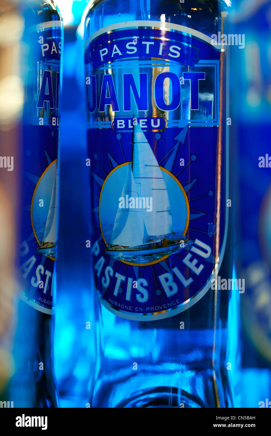 Francia, Bouches du Rhone, Aubagne, distilleria del Pastis Bleu Janot (tipico anice, alcol qui colorato in blu) Foto Stock