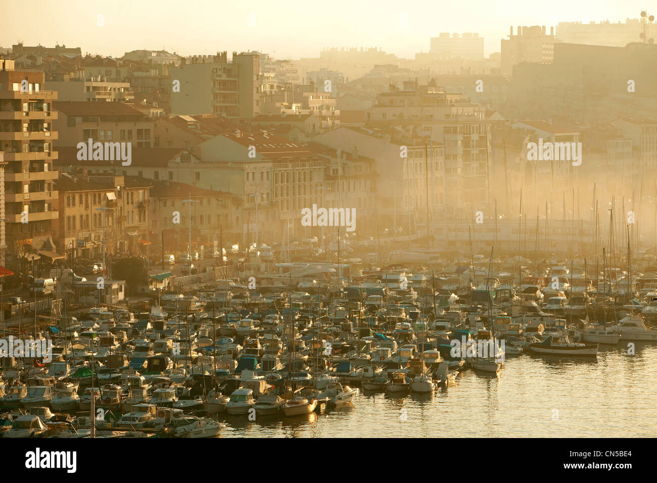 Francia, Bouches du Rhone, Marsiglia, 2° arrondissement, Vieux Port, meteo fenomeno chiamato entrees maritimes (marittima Foto Stock