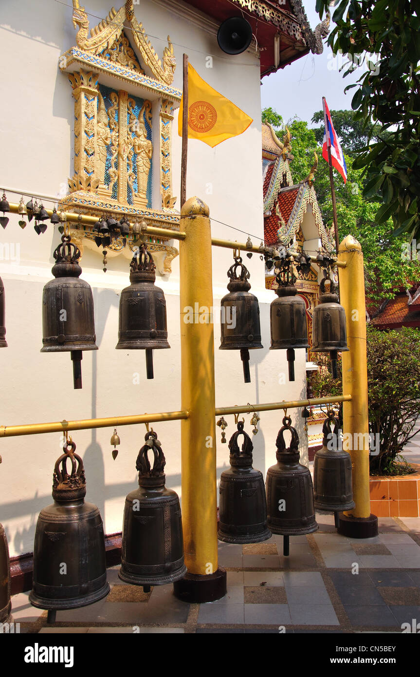 La linea di rame gong al Wat Phrathat Doi Suthep tempio buddista, il Doi Suthep, Chiang Mai e Chiang Mai Provincia, Thailandia Foto Stock