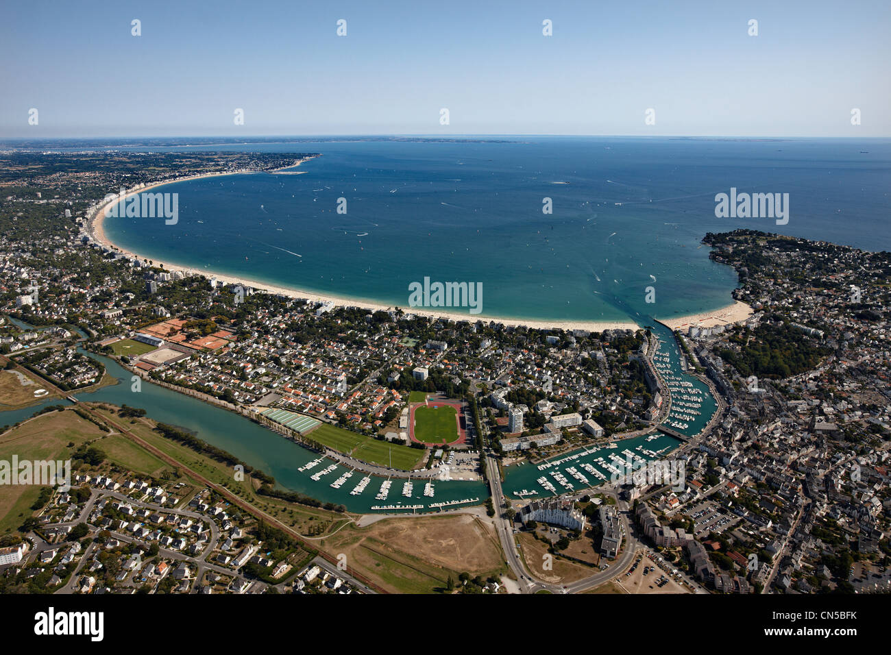 Francia, Loire Atlantique, Baie du Pouliguen, La Baule, Le Pouliguen (vista aerea) Foto Stock
