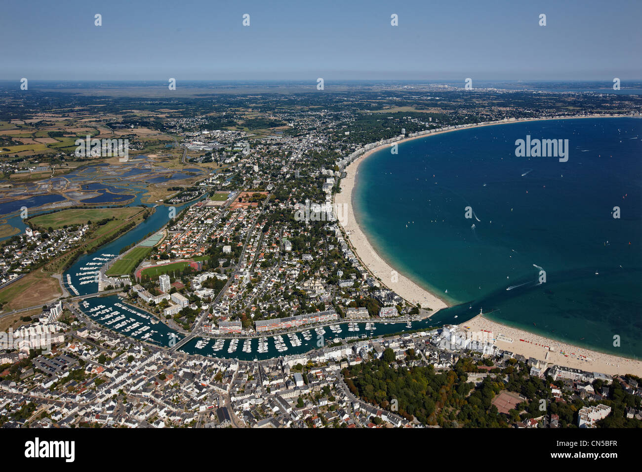 Francia, Loire Atlantique, Baie du Pouliguen, La Baule, Le Pouliguen (vista aerea) Foto Stock