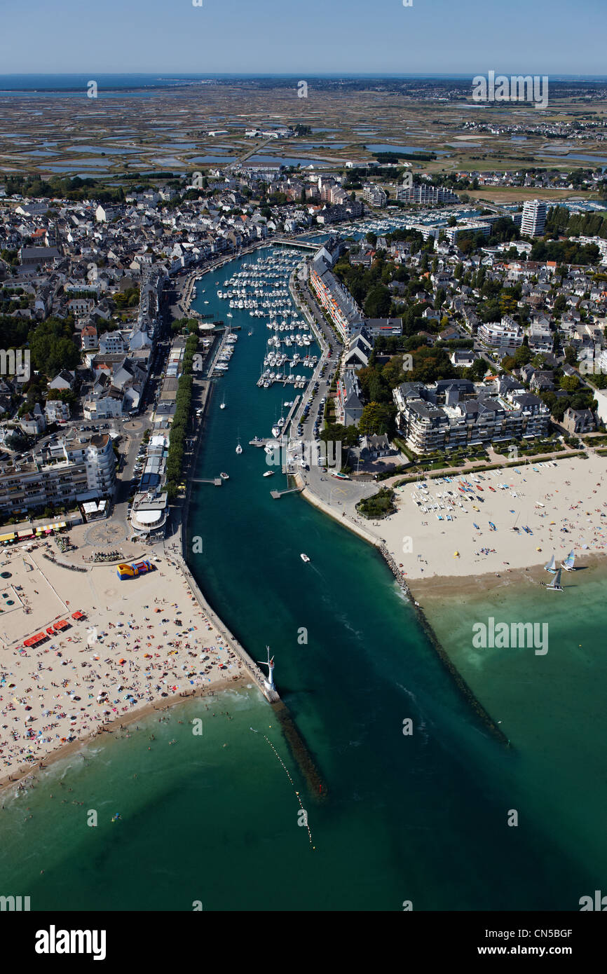 Francia, Loire Atlantique, Baie du Pouliguen, La Baule, Le Pouliguen, entrata del porto (vista aerea) Foto Stock