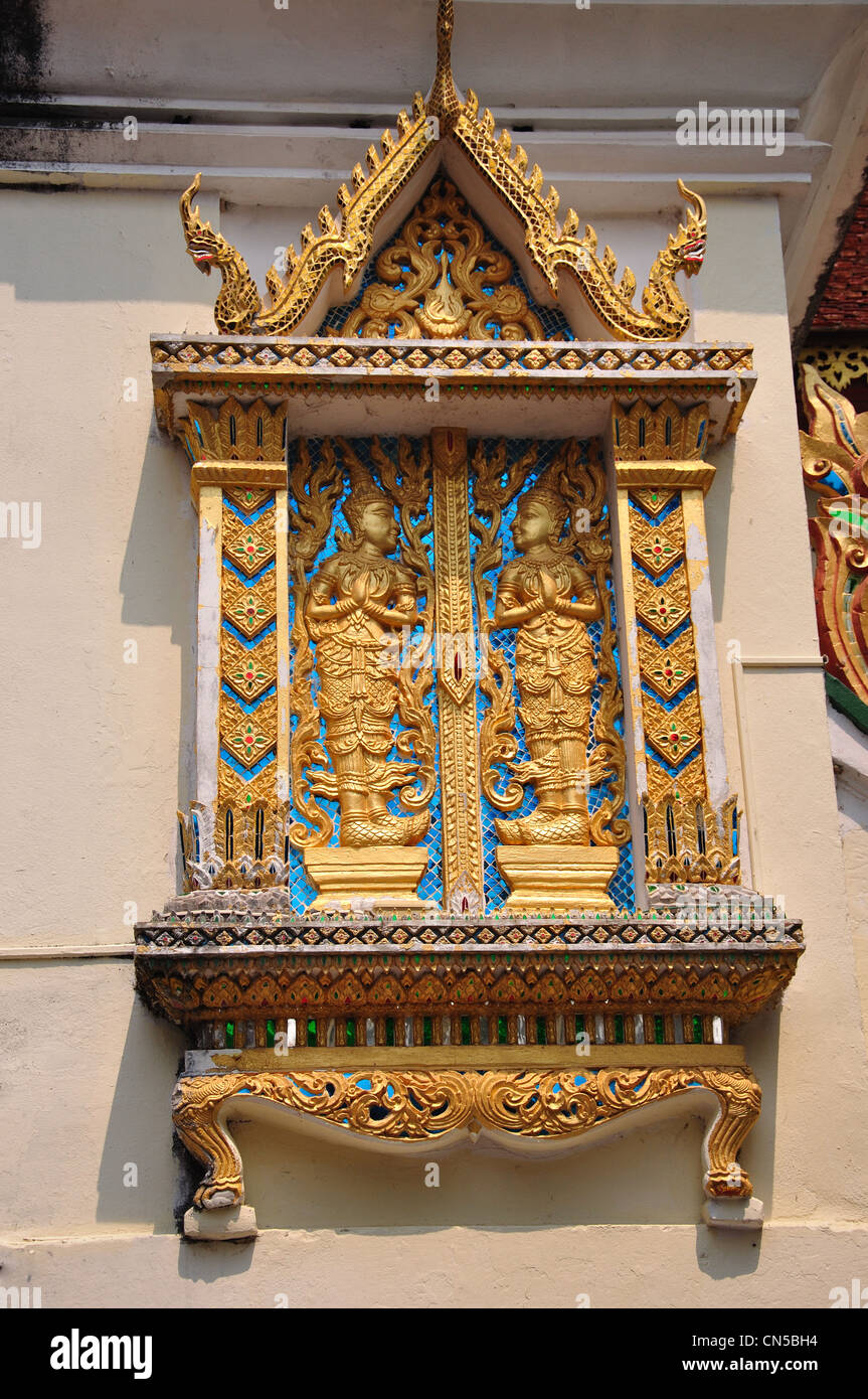 Finestra Guilded al Wat Phrathat Doi Suthep tempio buddista, il Doi Suthep, Chiang Mai e Chiang Mai Provincia, Thailandia Foto Stock
