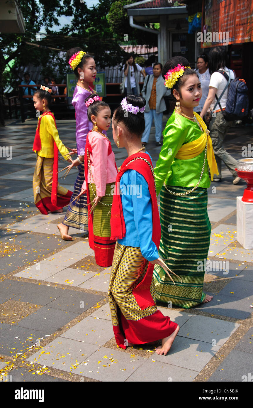 Tailandese tradizionale ballerini, Wat Phrathat Doi Suthep tempio buddista, il Doi Suthep, Chiang Mai e Chiang Mai Provincia, Thailandia Foto Stock