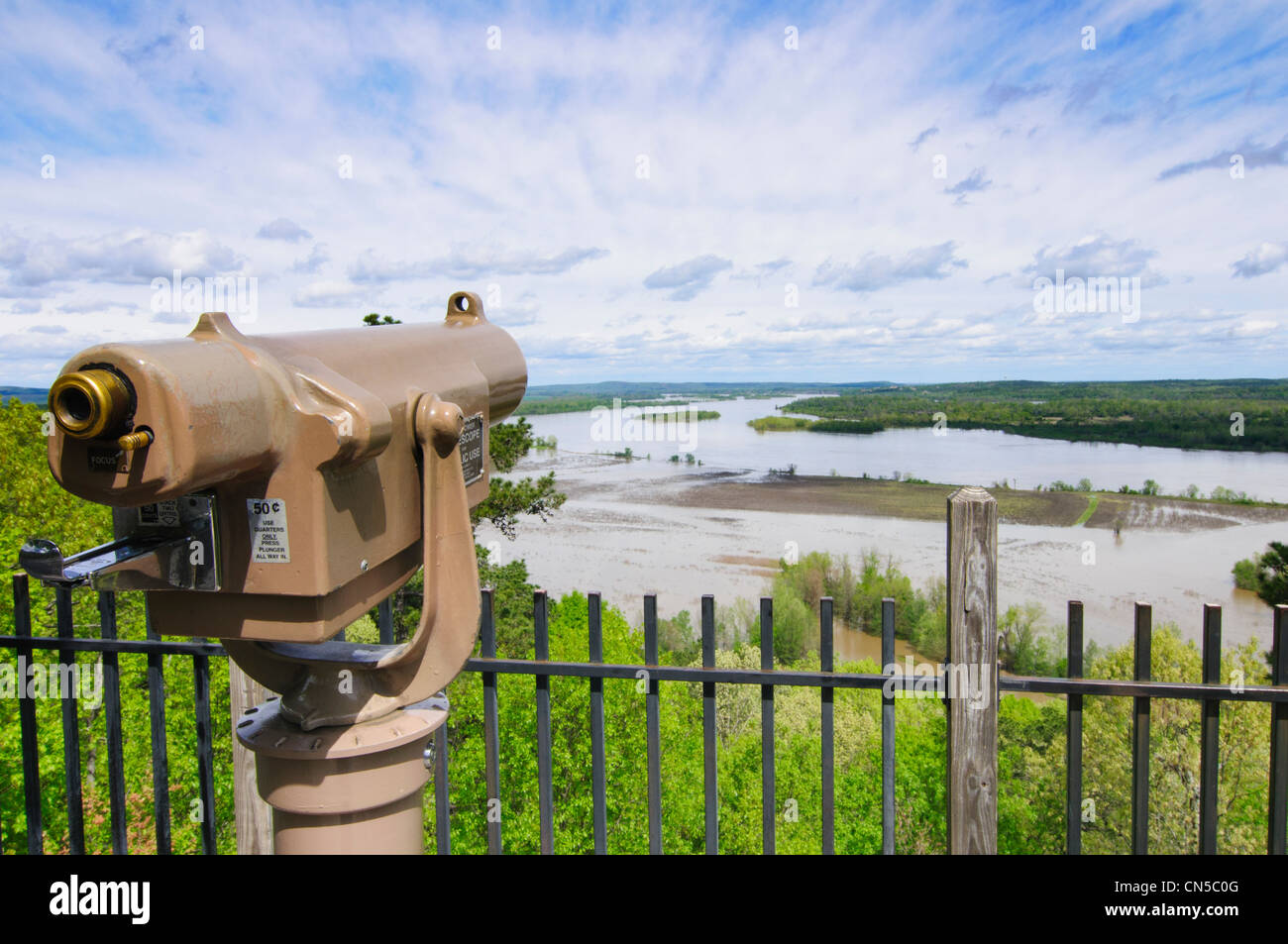 Pagare il telescopio e la vista del fiume Arkansas da Pinnacle Mountain State Park nelle montagne Ouachita regione Arkansas Foto Stock