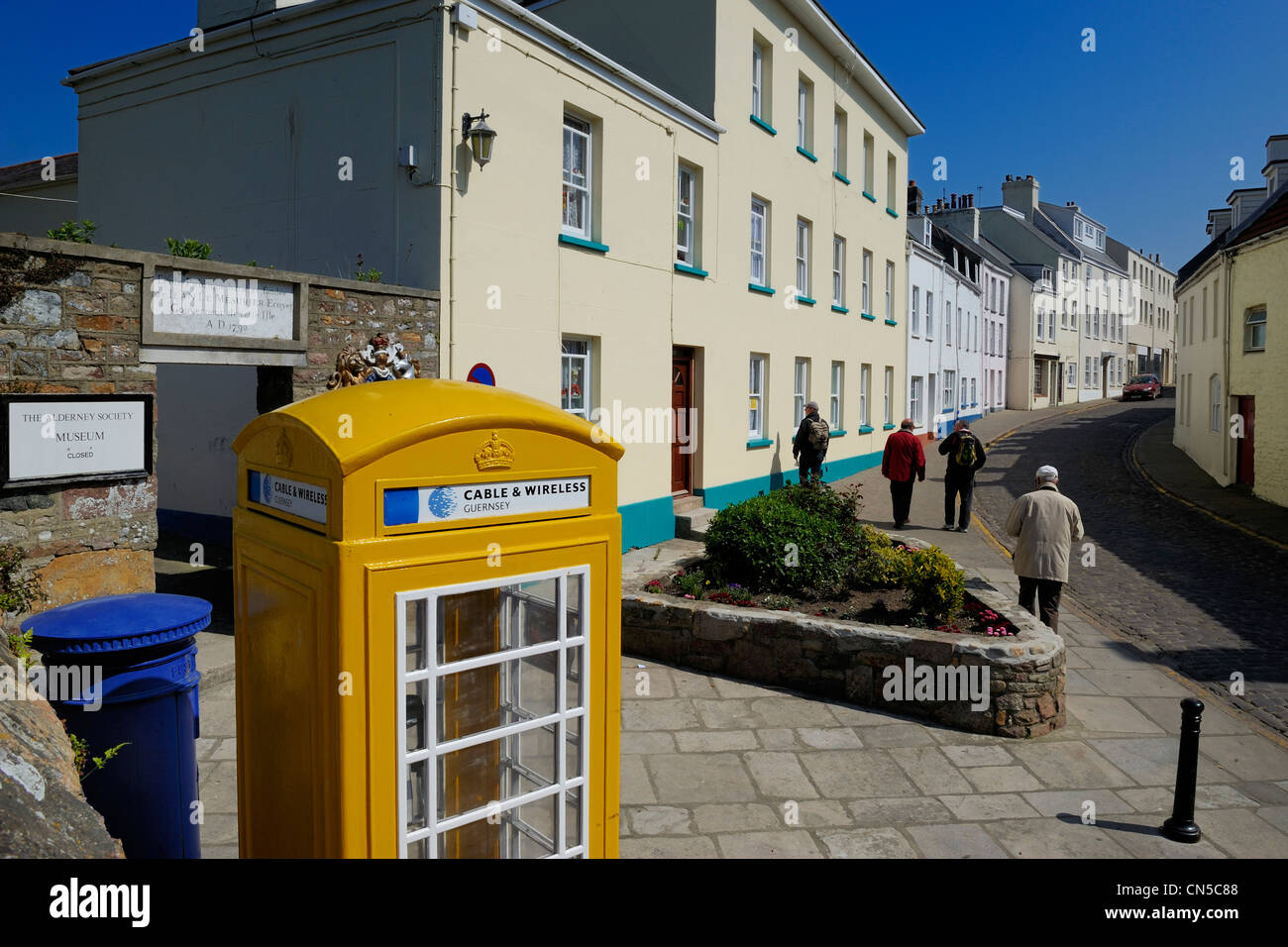 Regno Unito, Isole del Canale, Alderney, cittadina di St Anne, tipica casella Telefono in High street Foto Stock