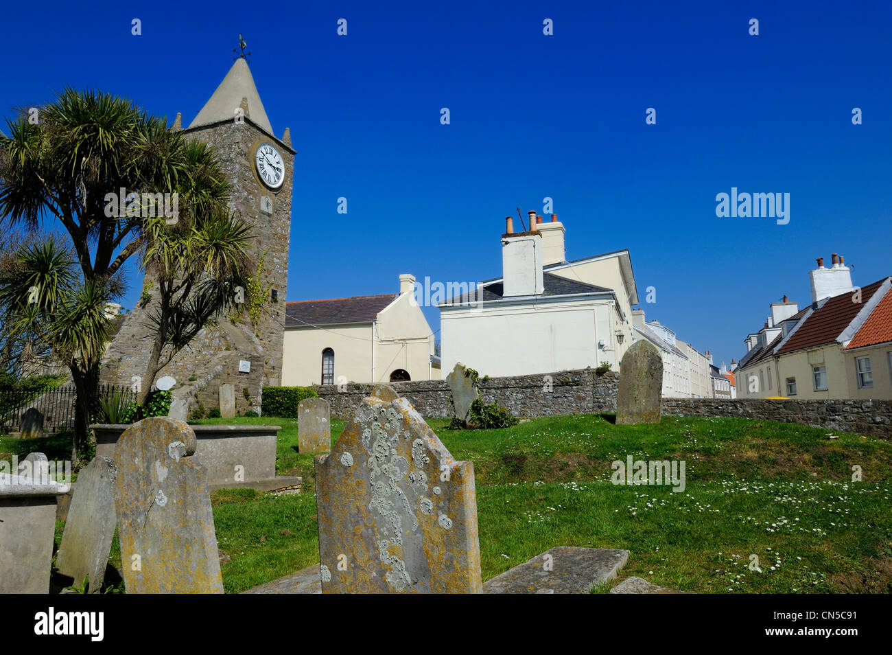 Regno Unito, Isole del Canale, Alderney, cittadina di St Anne, Clocktower dell'ex parrocchia Foto Stock