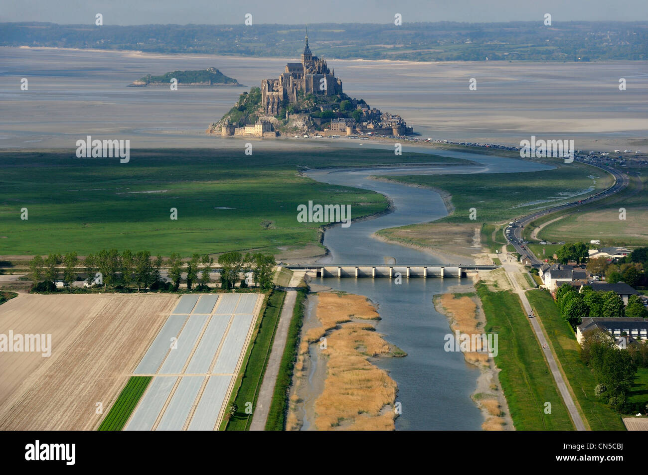 Francia, Manche, Mont St Michel, elencato come patrimonio mondiale dall UNESCO, diga sul Couesnon (vista aerea) Foto Stock