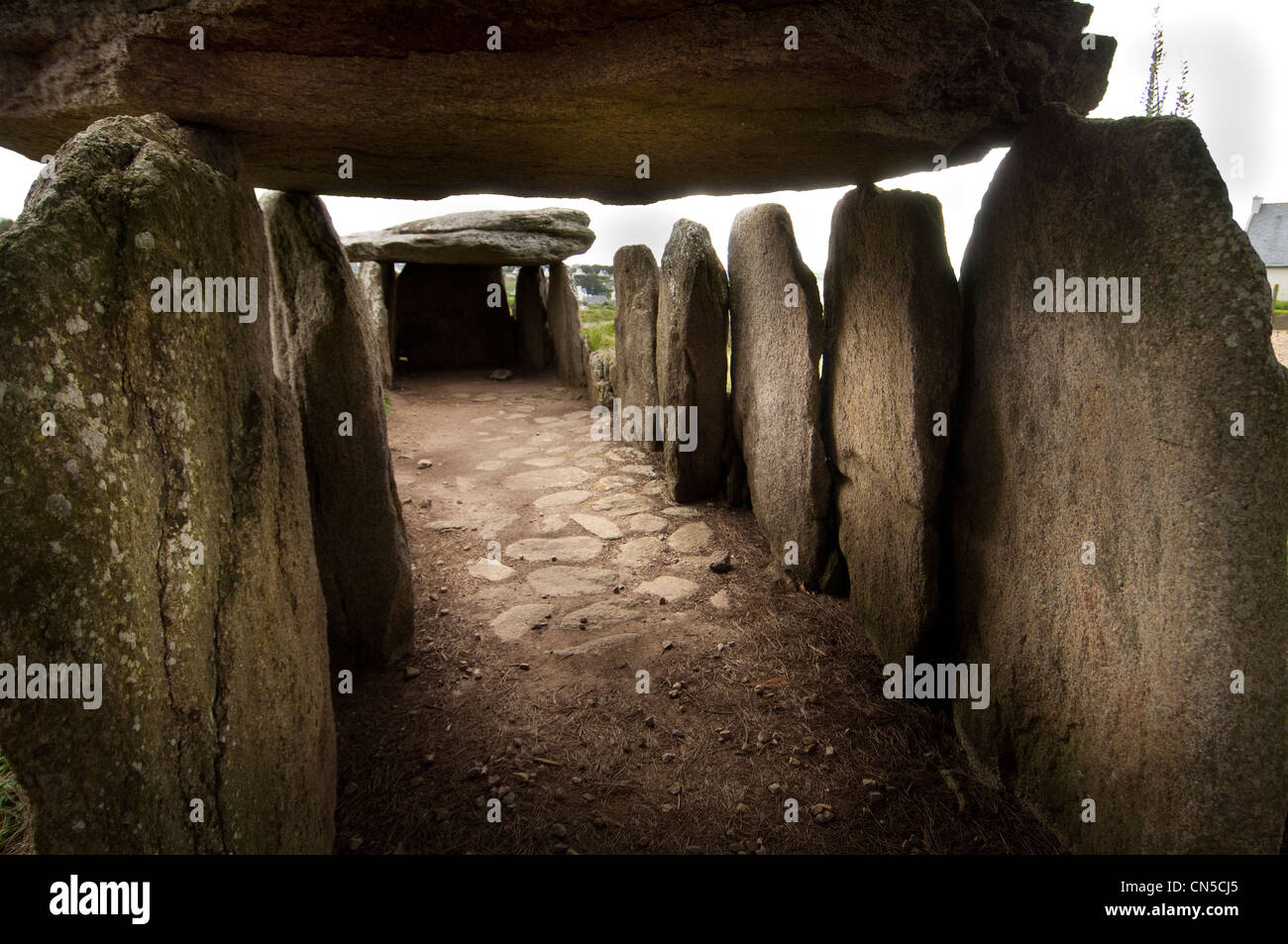 Francia, Finisterre, Pays Bigouden, Plouhinec, coperto vicolo di Pors Poulhan, neolitici grave Foto Stock