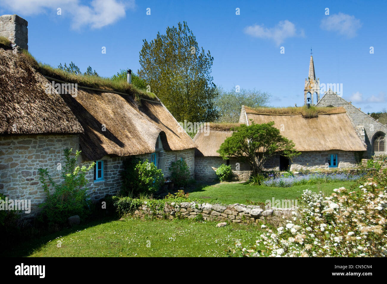 Francia, Finisterre, Pays Bigouden, La Madeleine, case tradizionali con tetti di paglia Foto Stock