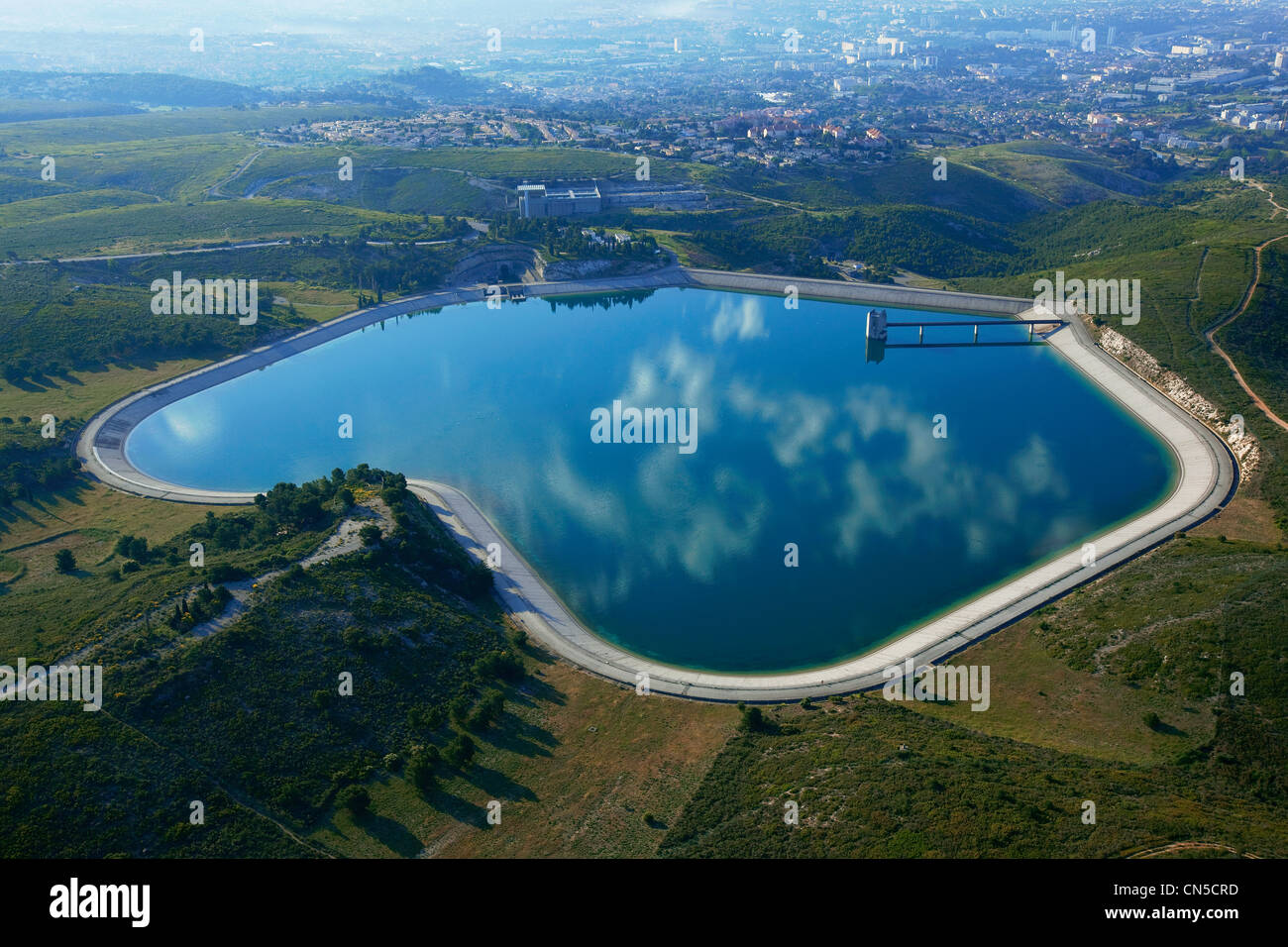 Francia, Bouches du Rhone, Marsiglia, XIV distretto, riserva d acqua di Vallon d'Ol, impianto di filtrazione (vista aerea) Foto Stock