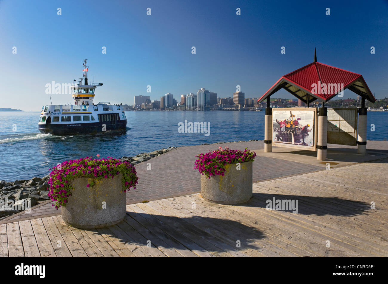 Per i passeggeri dei traghetti nel porto di foglie Dartmouth, Nova Scotia Foto Stock