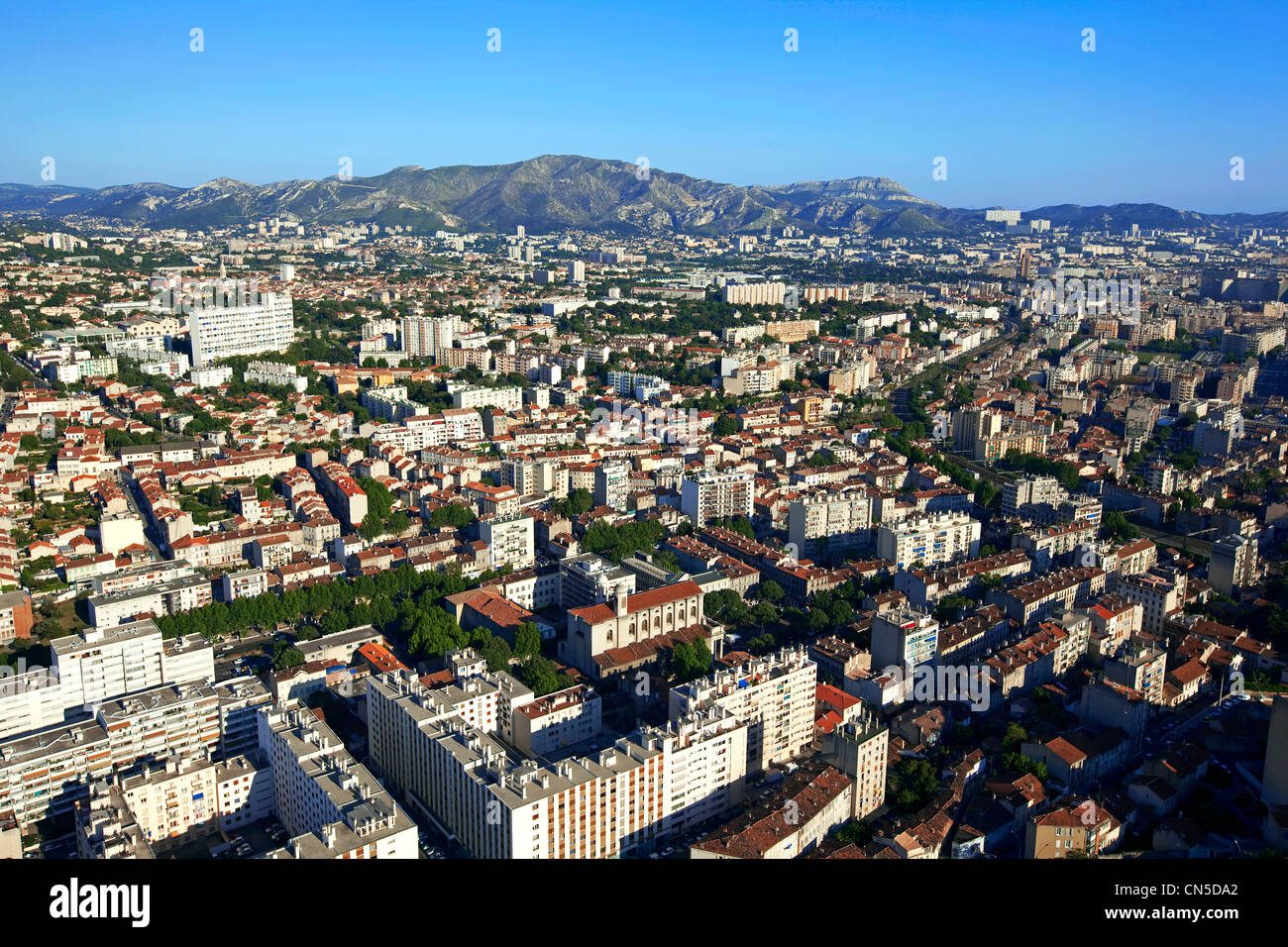 Francia, Bouches du Rhone, Marsiglia, 4° distretto, i certosini, St Cyr Carpiagne imponente sfondo (vista aerea) Foto Stock