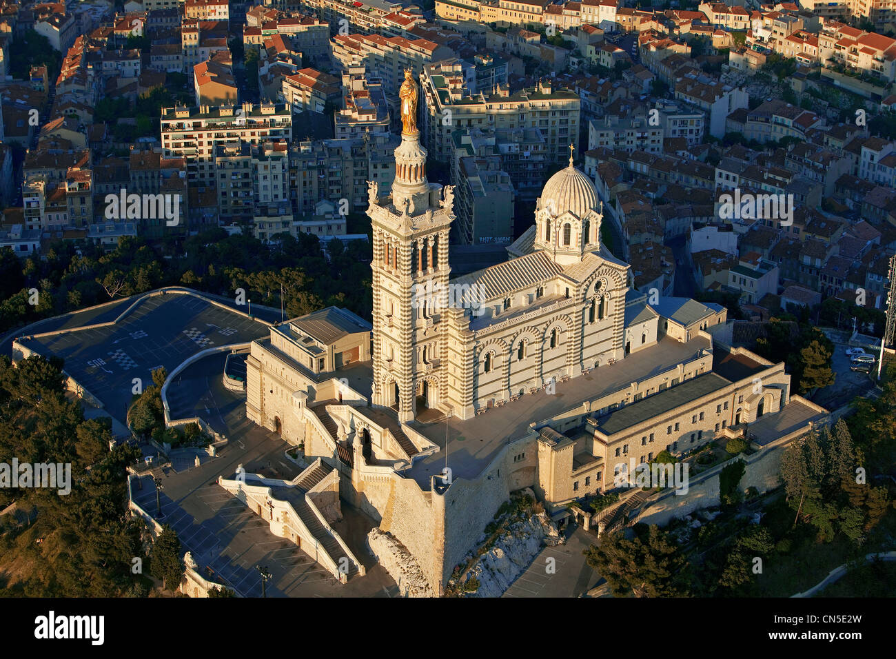 Francia, Bouches du Rhone, Marsiglia, Notre Dame de la Garde (vista aerea) Foto Stock