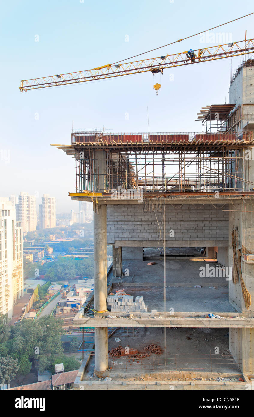 Gru su un aumento righ blocco ufficio sul sito in costruzione a Mumbai Foto Stock