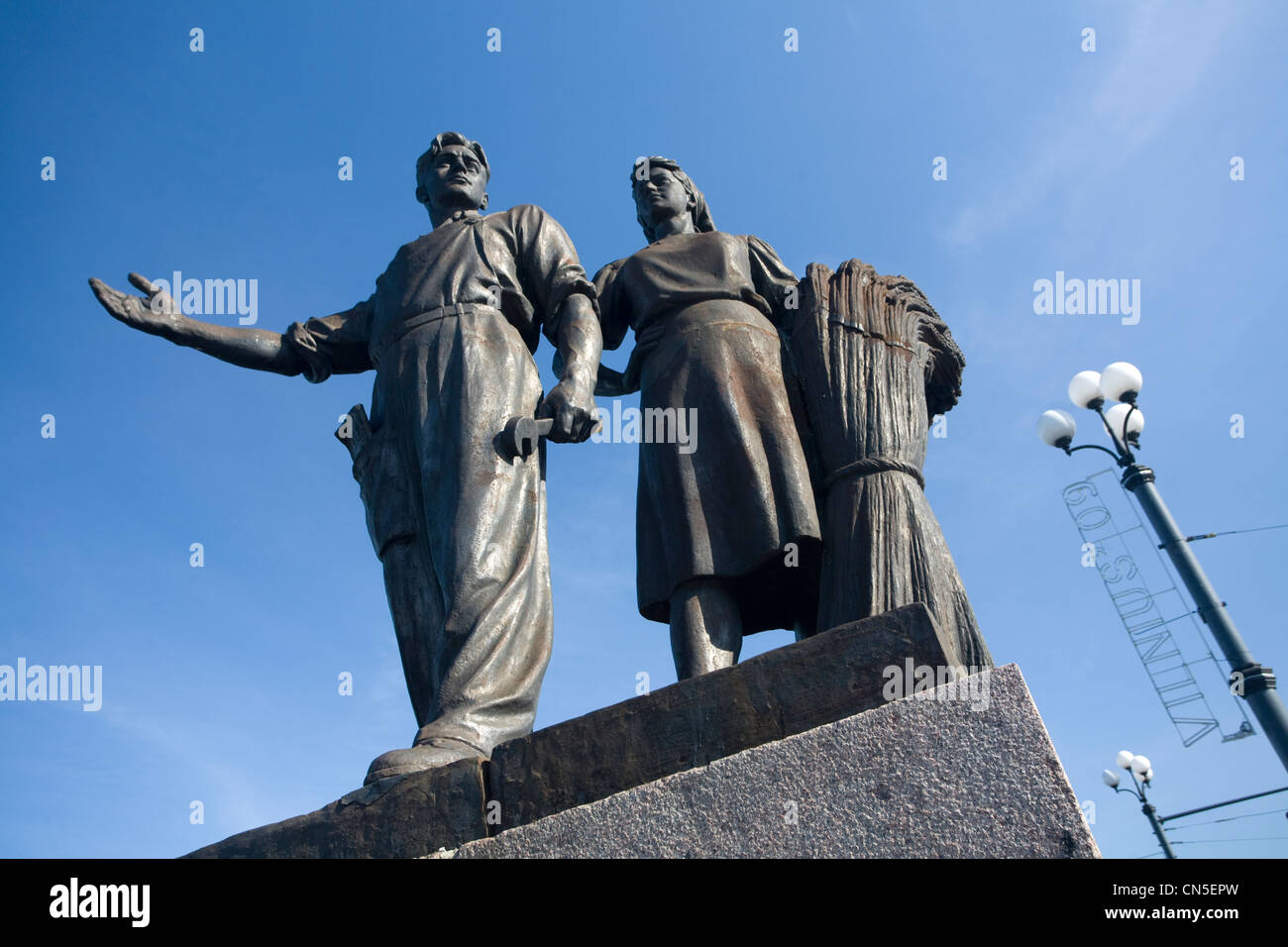 La Lituania (paesi baltici), Vilnius, ponte verde, statua costruita durante il periodo comunista Foto Stock