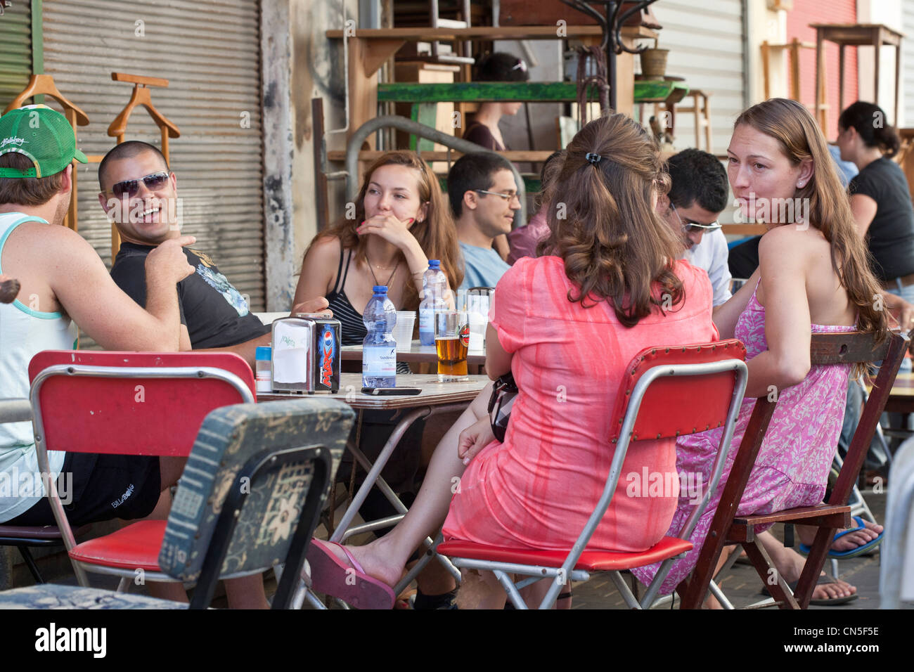 Israele, Tel Aviv, Jaffa, il Rabbino Yohanan Street, cafe nel mercato delle pulci Foto Stock