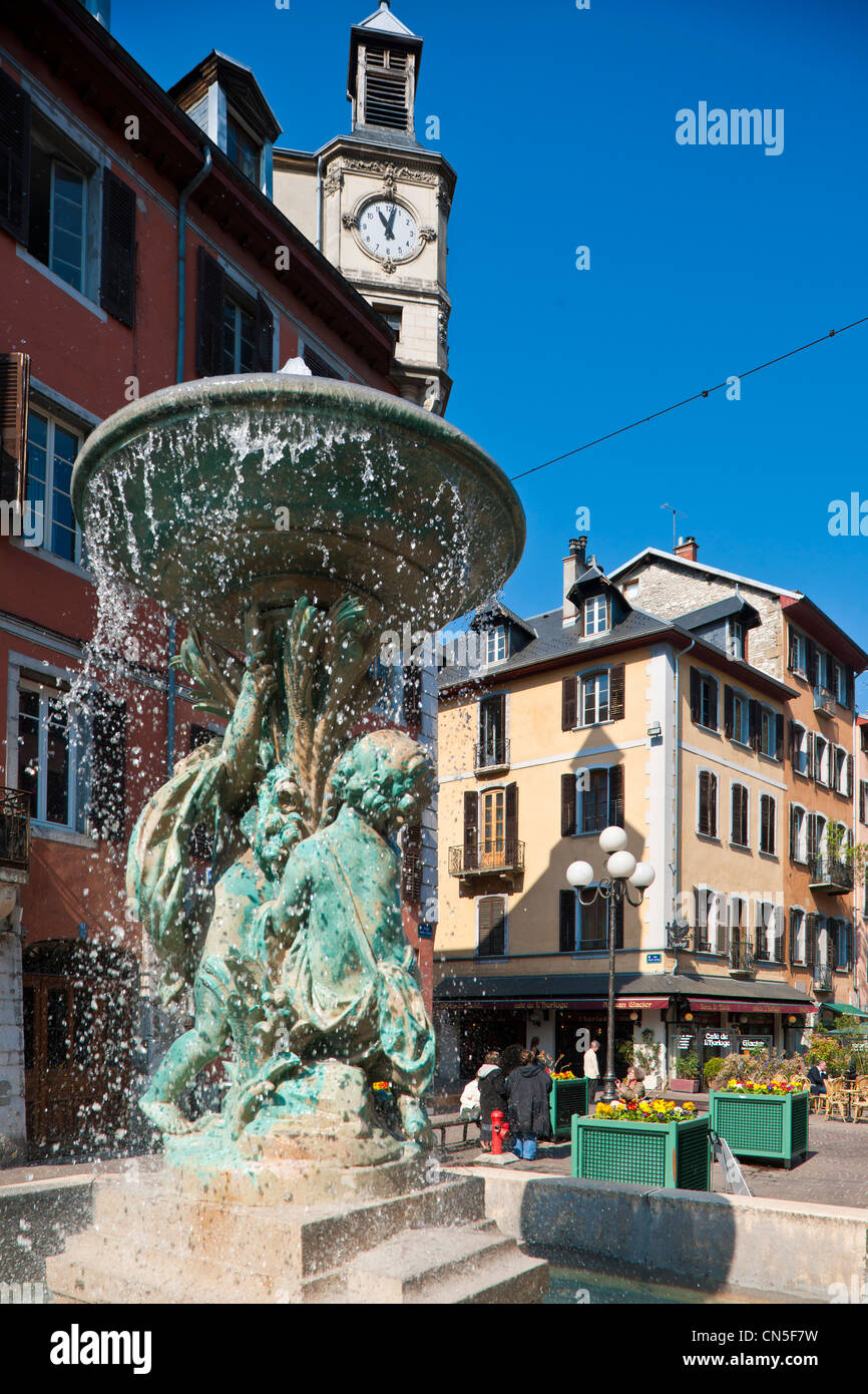 Francia, Savoie, Chambery, la città vecchia, gli angeli della fontana di piazza St Leger Foto Stock