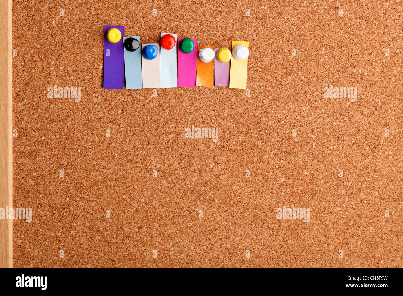 Bacheca di sughero e colorato titolo con copyspace per una lettera di otto parola Foto Stock