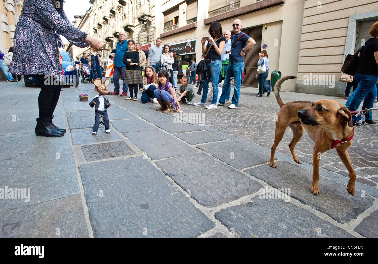 Europa Italia Piemonte Torino Via Lagrange street performer Foto Stock