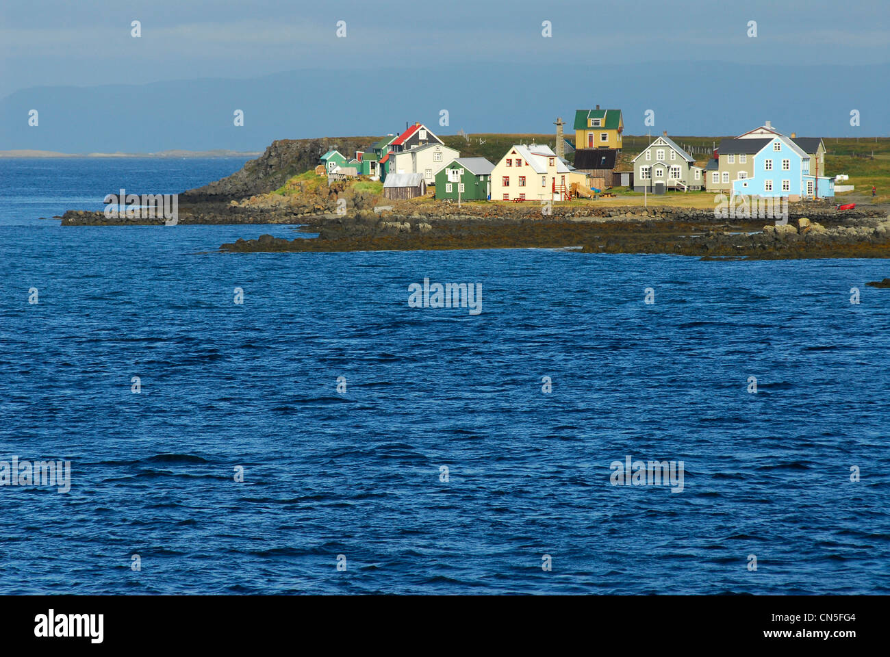 L'Islanda, Westfjords, Regione Vestfirdir, Breidafjordur Bay, case colorate di Isola di Flatey Foto Stock