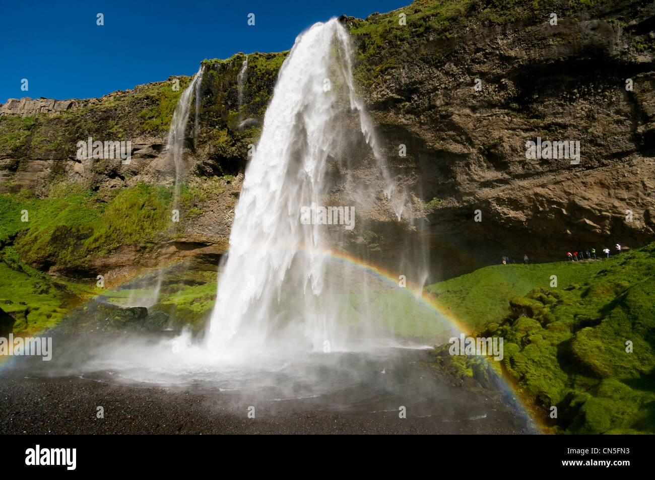 L'Islanda, Regione Sudurland, arcobaleno sulla cascata di Seljalandsfoss Foto Stock