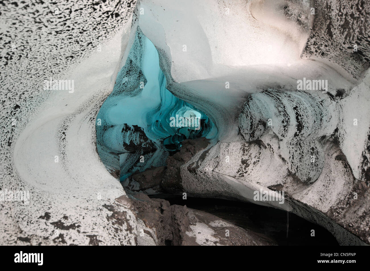 L'Islanda, Regione Sudurland, ruscello glaciale sul ghiacciaio Solheimajokull Foto Stock