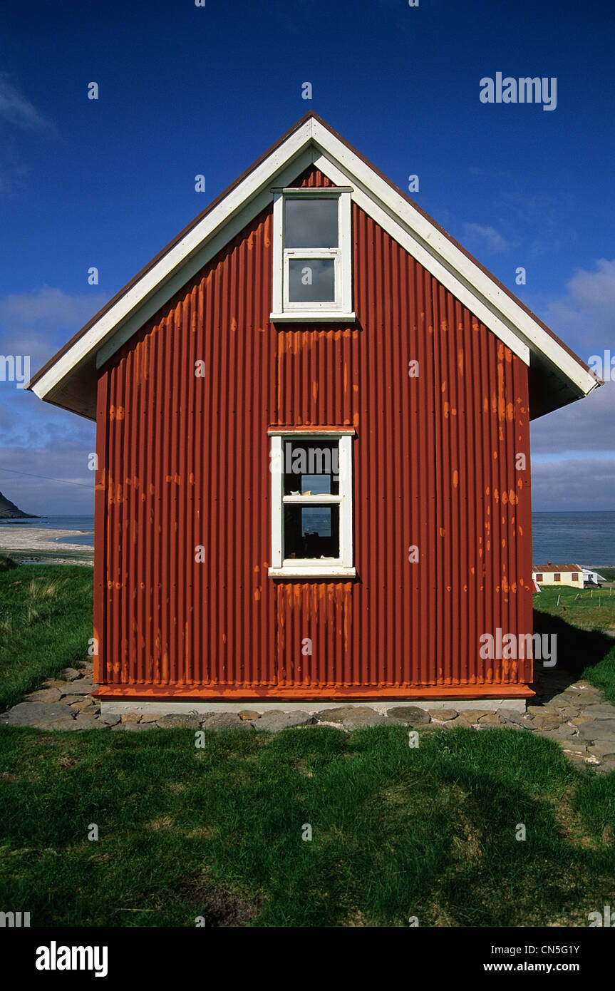 L'Islanda, Westfjords, Regione Vestfirdir, Breidafjordur Bay, Hvallatur isola, casa rossa in acciai al foglio di fronte alla spiaggia Foto Stock