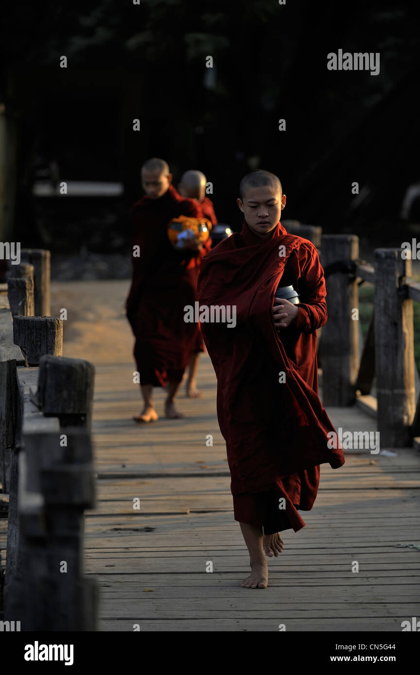 Myanmar (Birmania), Divisione Mandalay, Mandalay Shwe in Bin Monastero, monaco raccolta per la carità Foto Stock