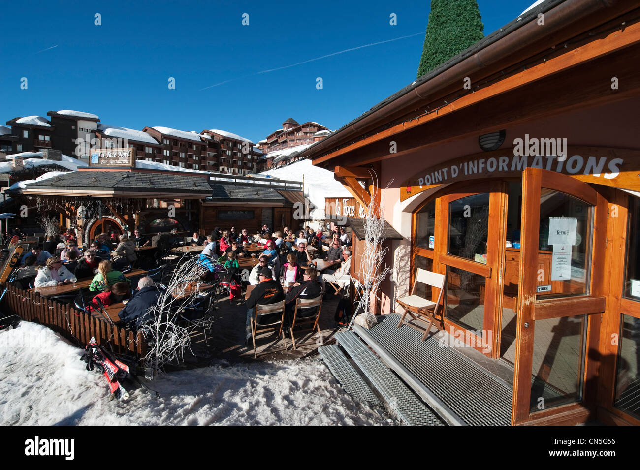 Ristorante e ufficio turistico a Belle Plagne località sciistica nelle Alpi francesi Foto Stock