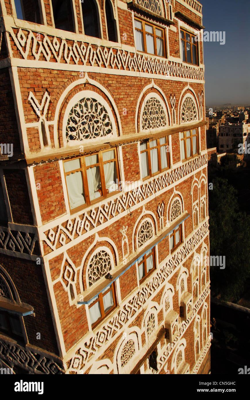 Yemen, Sanaa, old town elencati come patrimonio mondiale dall'UNESCO, un vecchio edificio bianco con intarsi decorativi e finestre ad arco Foto Stock