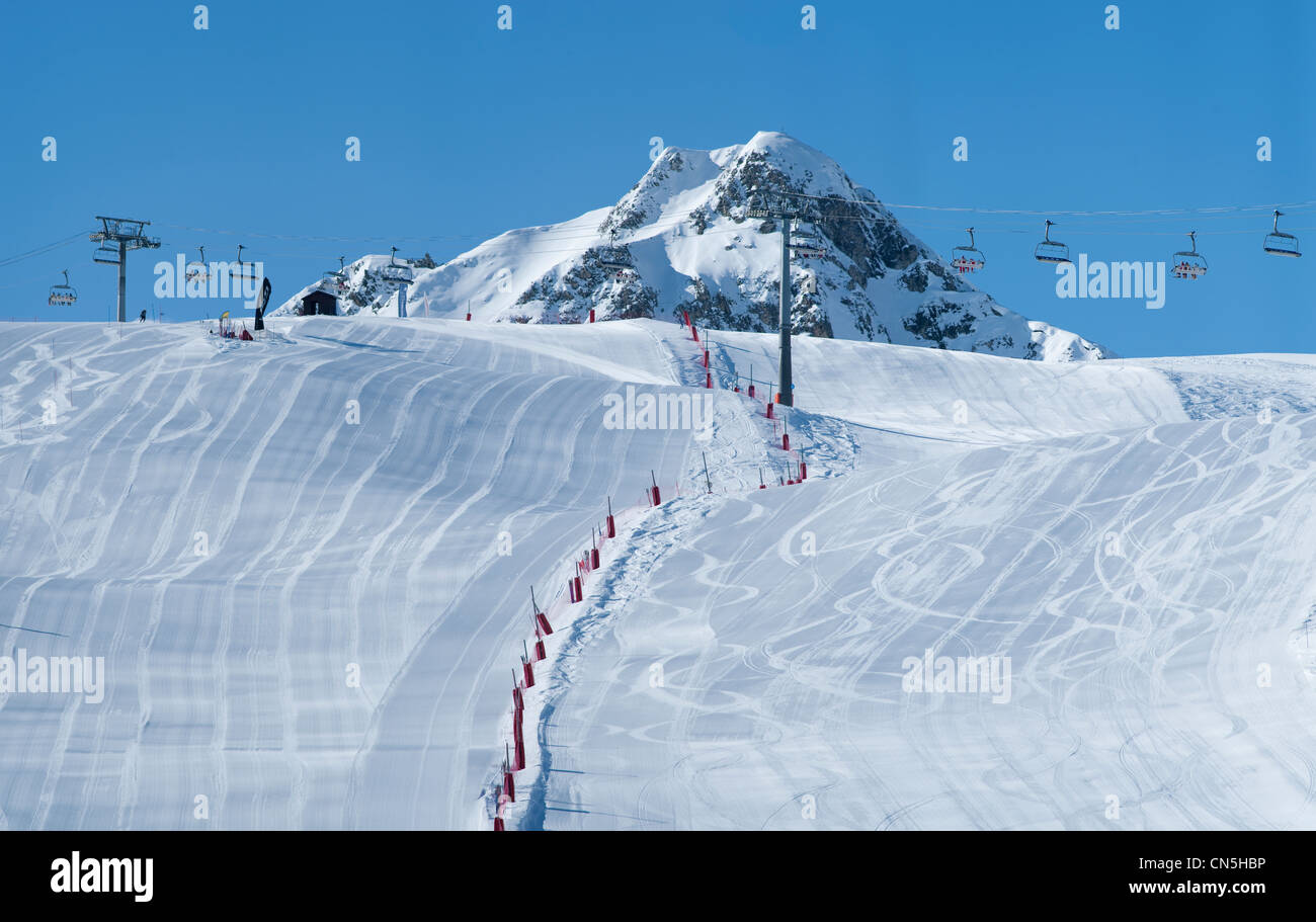 Ben curate piste da sci al di sopra di La Plagne in francese Tarentaise alpi Foto Stock