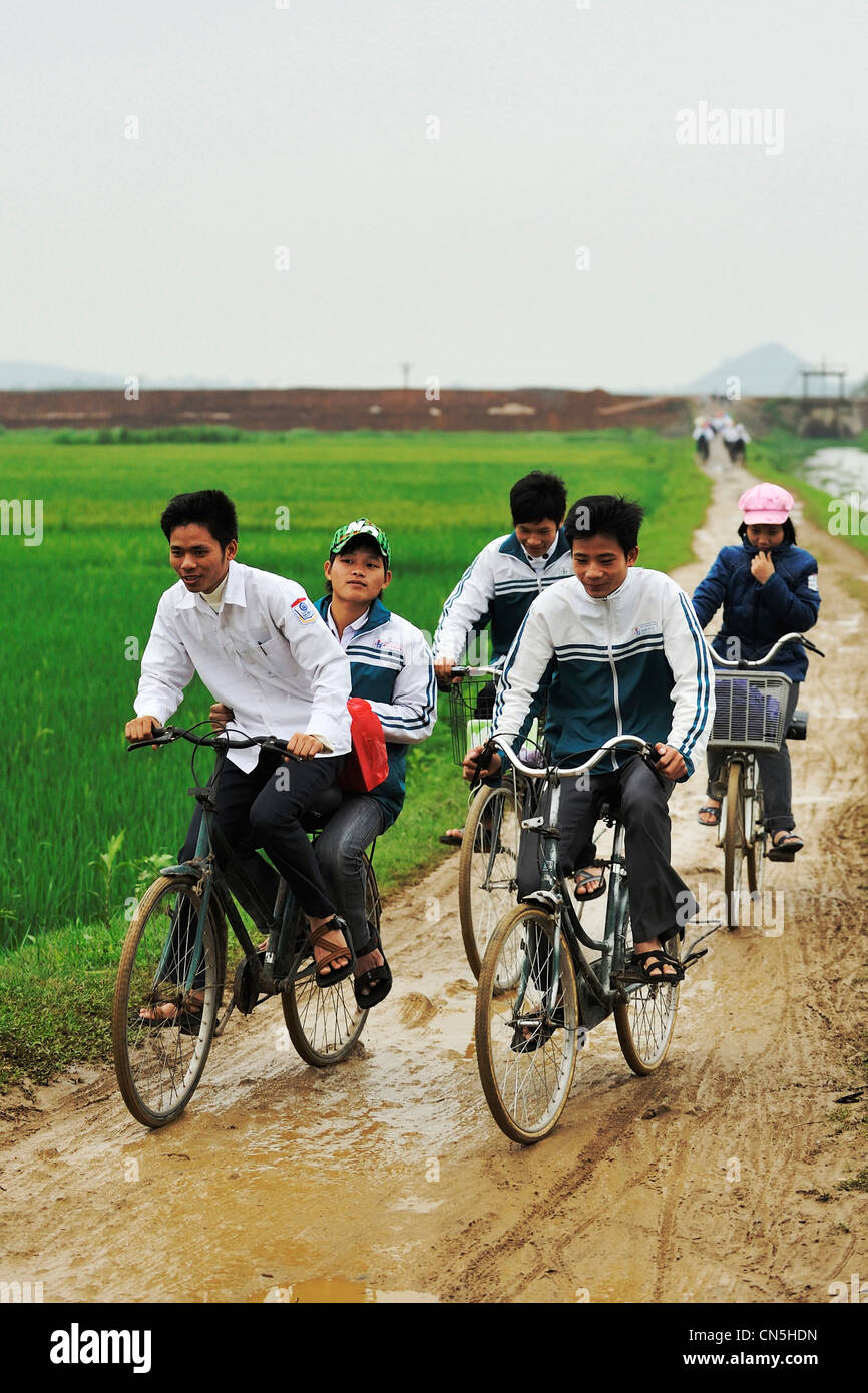 Il Vietnam, Ninh Binh Provincia, area soprannominato Inland Halong Bay, intorno Hoa Lu, Kenh Ga, adolescenti escursioni in bicicletta Foto Stock