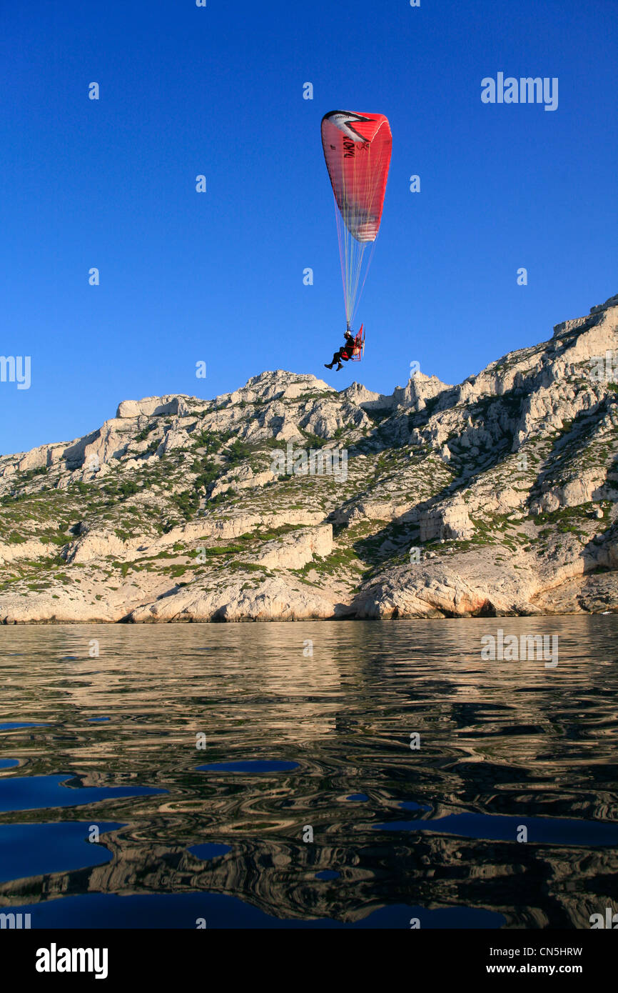 Francia, Bouches du Rhone, paramotor in cale rocciose (vista aerea) Foto Stock