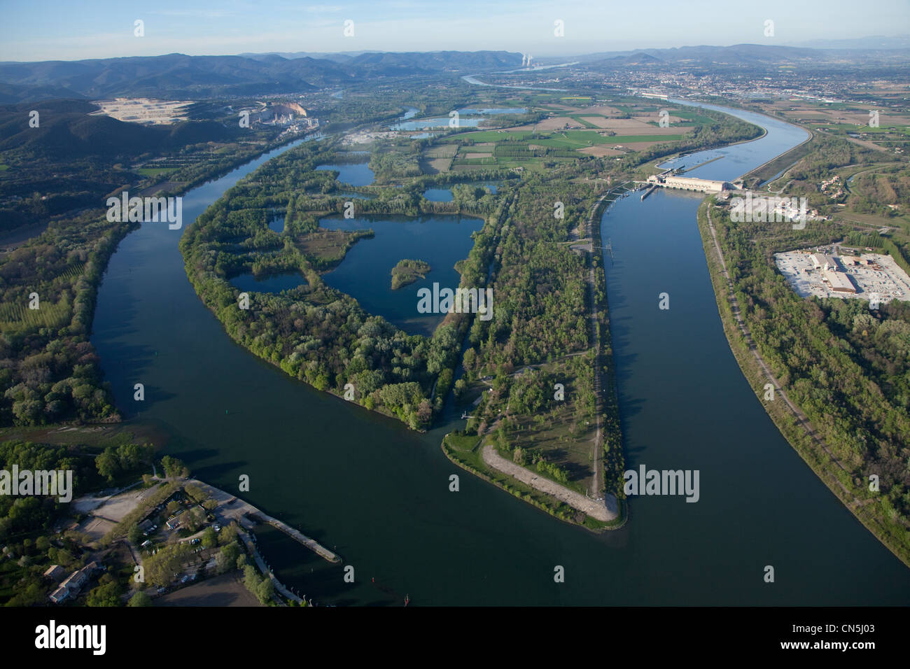 Francia, Ardeche, meandri del fiume Rodano nei pressi di Viviers (vista aerea) Foto Stock