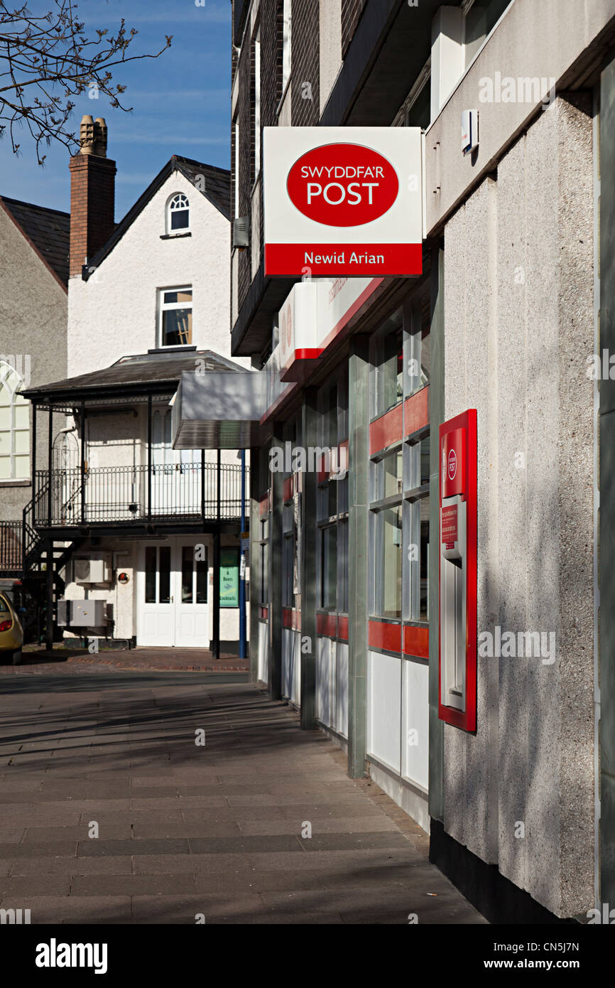 Post Office sign in gallese, Swyddfa'r Post, Abergavenny, Wales, Regno Unito Foto Stock