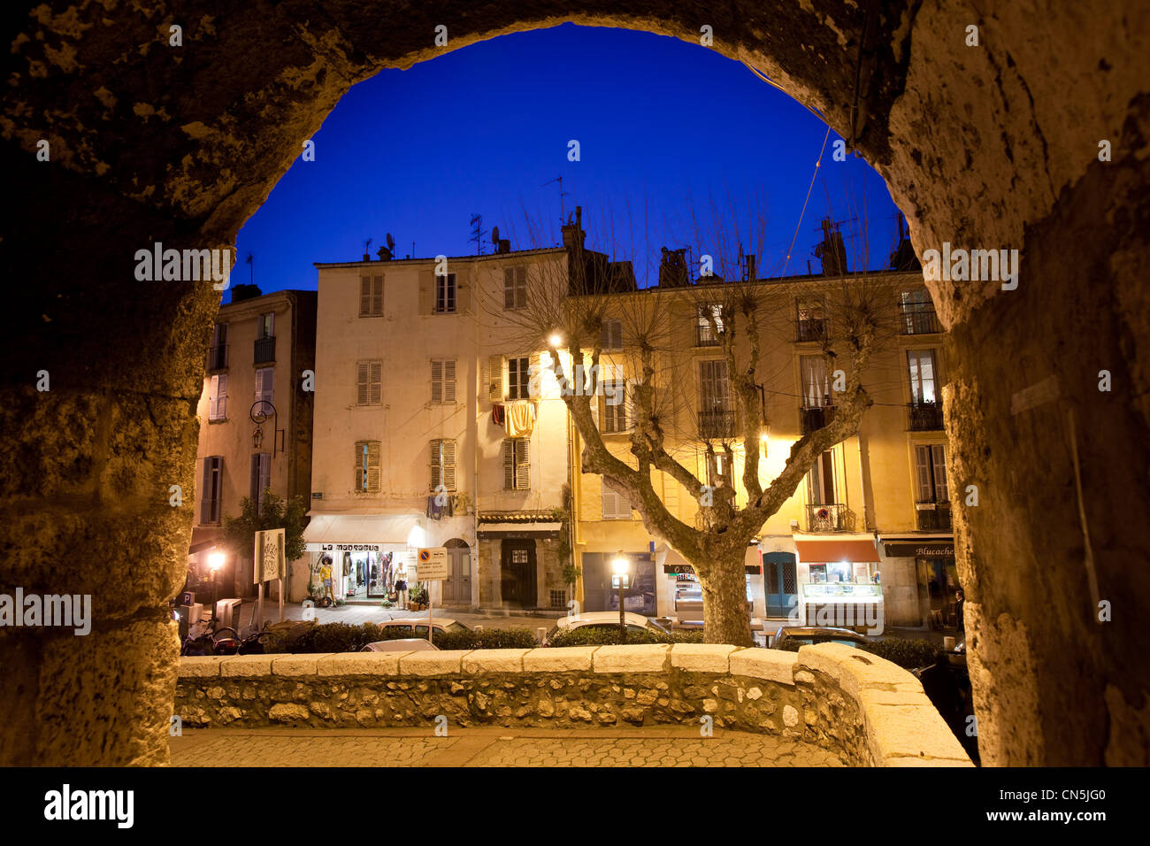 Francia, Alpes Maritimes, Antibes, la città vecchia di notte Foto Stock