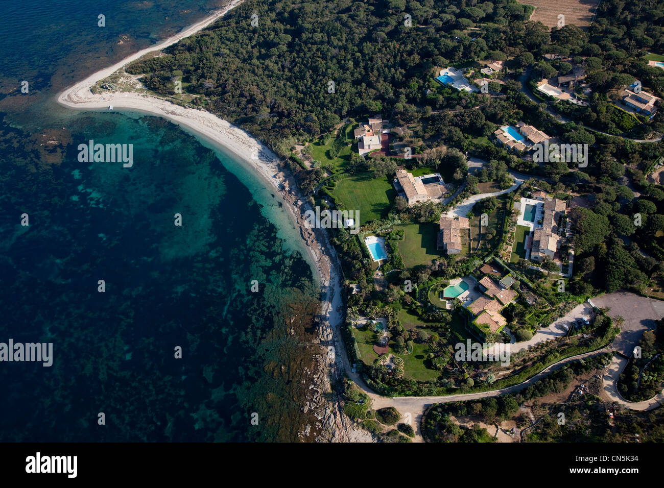 Francia, Var, St Tropez, Cap St Tropez e la spiaggia di Moutte, parchi di St Tropez, ville dei ricchi individui (vista aerea) Foto Stock