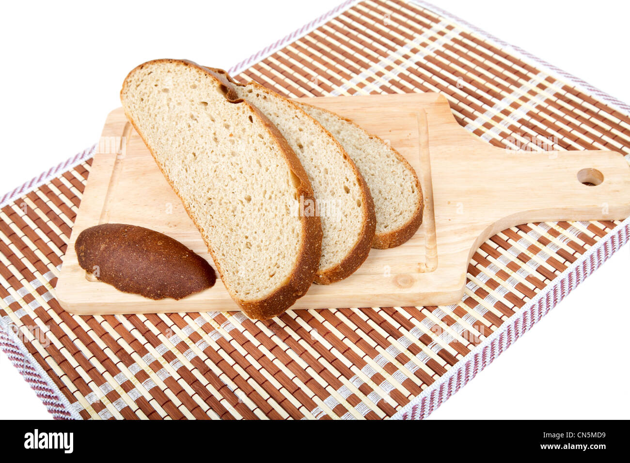 Still-life con le fette di pane isolato su uno sfondo bianco Foto Stock