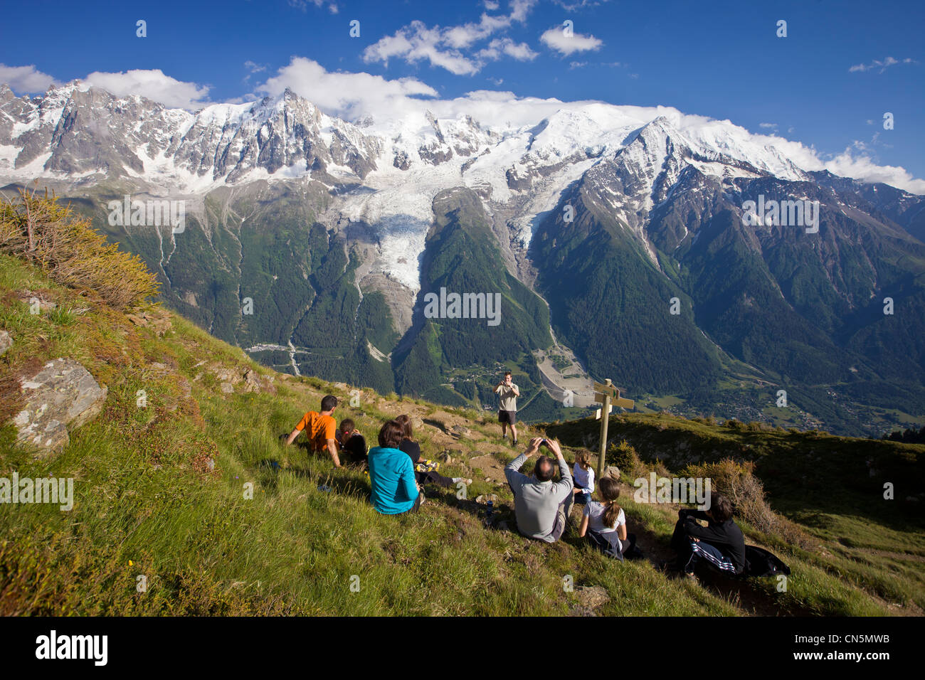 Francia, Haute Savoie, Chamonix Mont Blanc, panorama dal bel rifugio Lachat (2276m) sul massiccio del Monte Bianco e il Mont Blanc Foto Stock