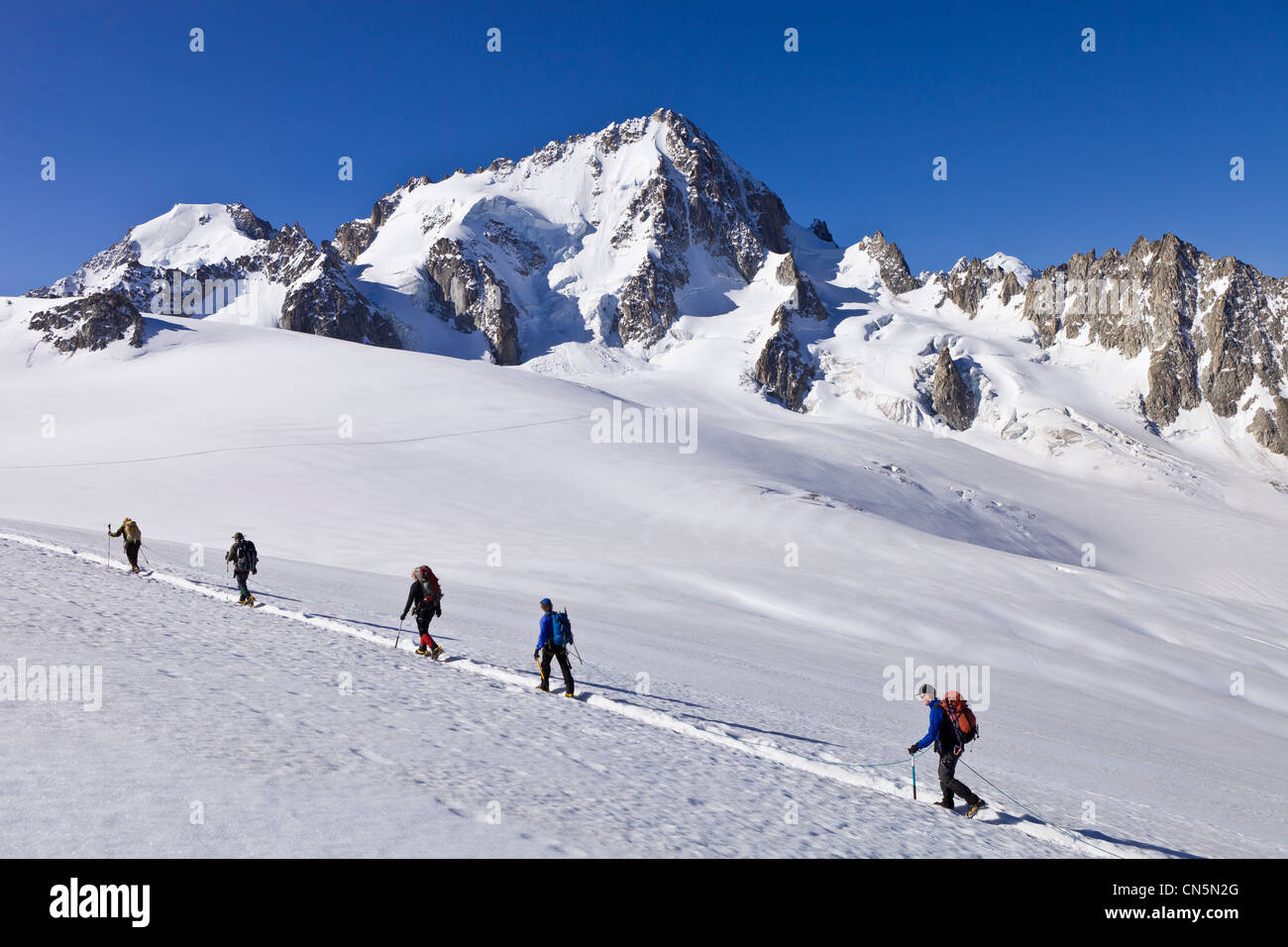 Francia, Haute Savoie, Chamonix Mont Blanc, ride glaciale sul ghiacciaio du Tour con una vista dell'Aiguille du Chardonnet (3824m) Foto Stock