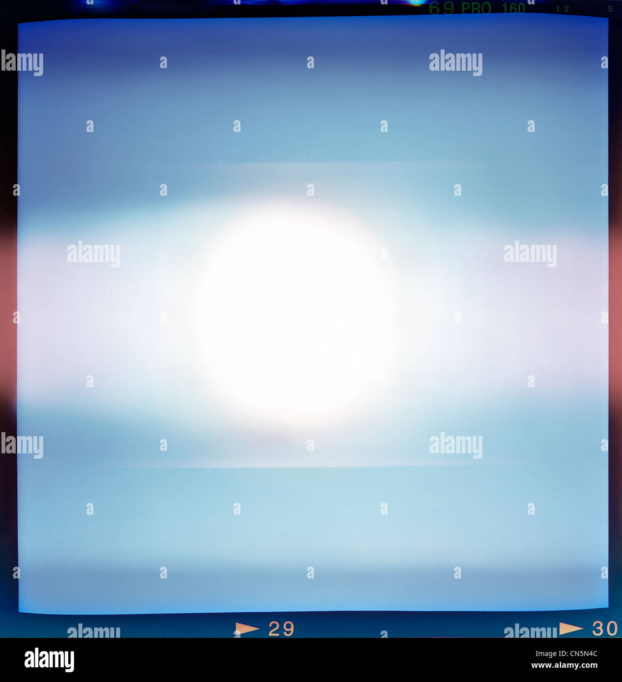 Vuoto di medio formato (6x6) film colore telaio con riempimento astratta contenente lightleak in centro, tipo di uno sfondo Foto Stock