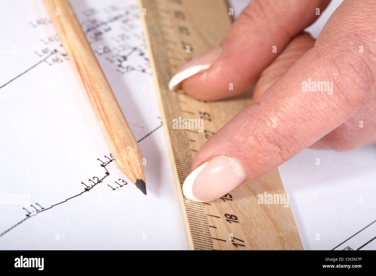 Mani femminili con un righello e matita su disegno Foto Stock