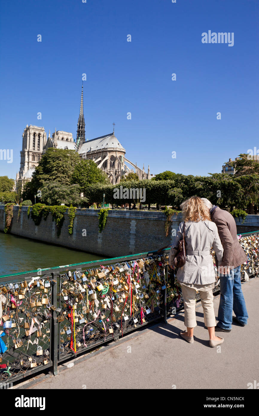 Francia, Parigi, west railling dell Arcidiocesi bridge, l'amore di serrature serrature sono di amare le coppie appendere su ponti e pubbliche Foto Stock